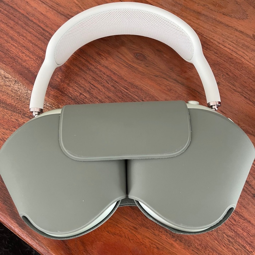 Apple Air pod maxs (green)